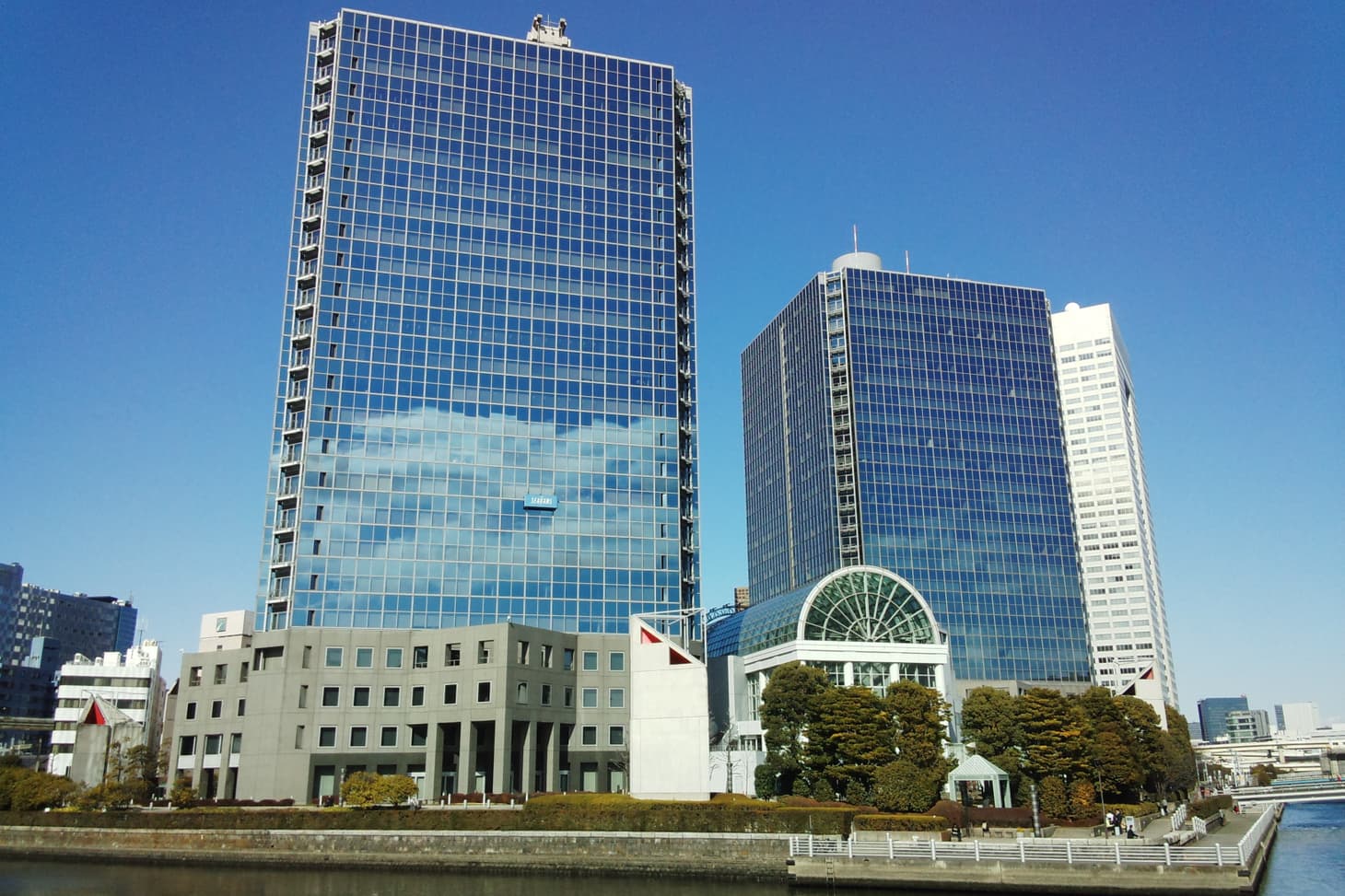 シーバンスS館（左）アトリウム（中央）シーバンスN館（右）